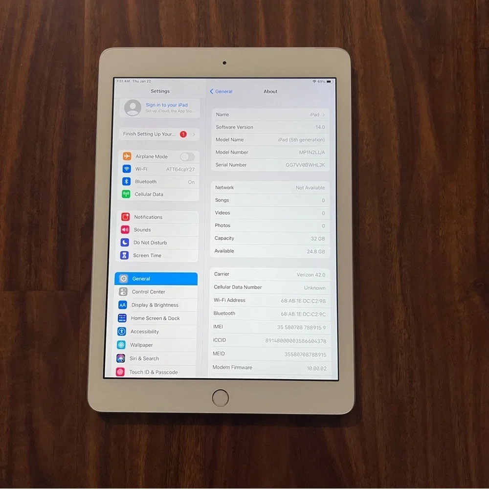 Apple IPad (5th Generation) Silver A1823 32 GB WiFi + Cellular 9.7”
